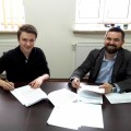 Powiększ zdjęcie Prezes Fundacji Oczami Brata - Paweł Bilski i Prezes Fundacji Widzialni - Marek Zwoliński podpisują umowę partnerską